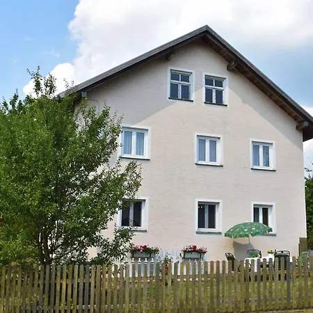 Mit Garten In Waldnaehe بيت للعطل